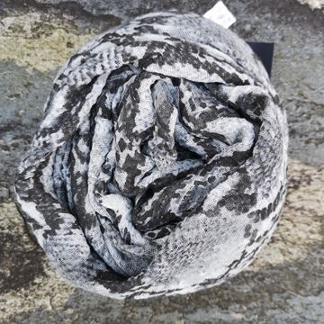 skjerf-snakeprint-grå